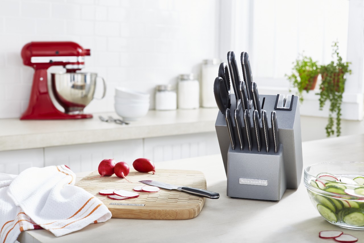 https://www.kitchenaid.jp/content/kitchenaid/en_jp/kitchenware/cutlery/_jcr_content/root/main/responsivegrid/responsivegrid_597268316/container/wrapperParsys/responsivegrid_80745/responsivegrid/image.coreimg.jpeg/1559859117846/feature-p150441-29.jpeg