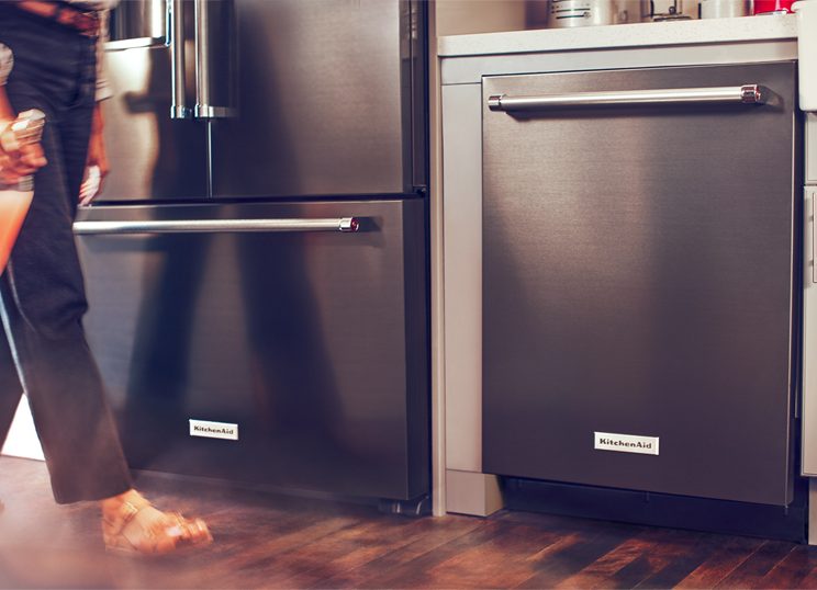 KitchenAid presents the first line of black stainless steel appliances KitchenAid presents the first line of black stainless steel appliances